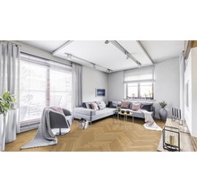 Heller Wohnraum mit Parkettboden, Sofa und Fenster