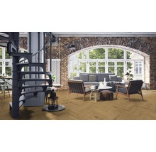 Wohnzimmer mit Wendeltreppe, Sofa und Holzboden im Fischgrätmuster