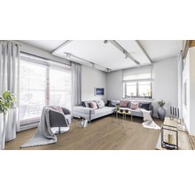 Heller Wohnraum mit Holzboden, Sofa und Sessel