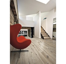 Wohnzimmer mit Holzboden, Treppe und Sessel