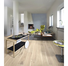 Helles Wohnzimmer mit Holzboden, Kamin und modernen Möbeln.