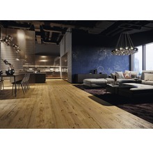 Wohnraum mit Holzboden, Küche und Wohnbereich