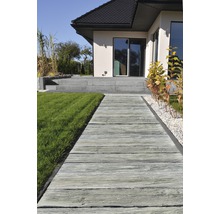 Gartenweg aus Betonplatten in Holzoptik vor einem Haus