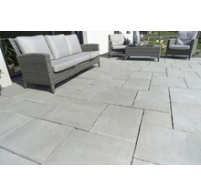 Terrasse mit Gartenmöbeln und Natursteinplatten