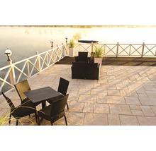 Außenbereich mit Steinterrasse, Gartenzaun, Sitzgruppe und Blick auf den See