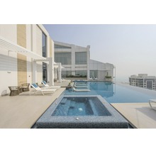 Szene mit einem Schwimmbad auf einem Hochhausdach mit Liegestühlen und Lounge-Sesseln