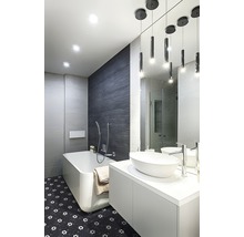 Badezimmer mit Badewanne, Waschtisch und Spiegel