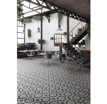 Innenraum mit Mosaikboden, Treppe und Sitzgelegenheiten