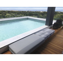 Szene mit Pool, Sitzbank und dekorativen Laternen auf einer Dachterrasse mit Meerblick