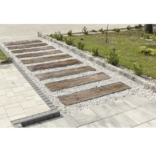 Gartenweg mit Holztrittsteinen und Kies