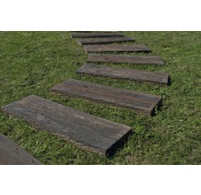 Gartenweg aus Holzstufen im Gras