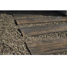 Trittplatten aus Holz auf Kiesweg