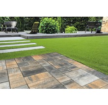 Garten mit Rasenfläche, Steinterrasse und Sitzgelegenheiten