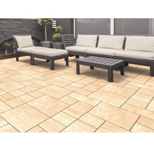 Terrasse mit Möbeln und Bodenplatten