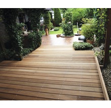 Gartenansicht mit Holzterrasse und Pflanzen