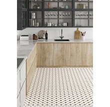 Helle Küche mit gemusterten Bodenfliesen, Spüle und Küchenschränken