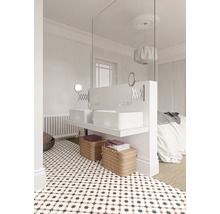 Helles Badezimmer mit Doppelwaschbecken, gemusterten Bodenfliesen und dekorativen Körben.