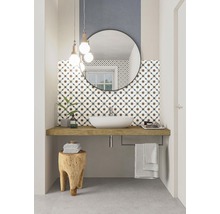 Modernes Badezimmer mit Waschtisch, Spiegel und gemusterten Fliesen