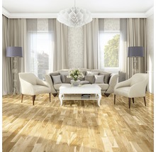 Wohnzimmer mit Sofa, Sesseln, Tisch, Stehlampen und Holzboden