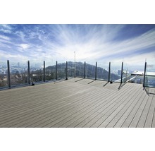 Terrasse mit Holzdielen und Glasgeländer mit Blick auf eine Stadt