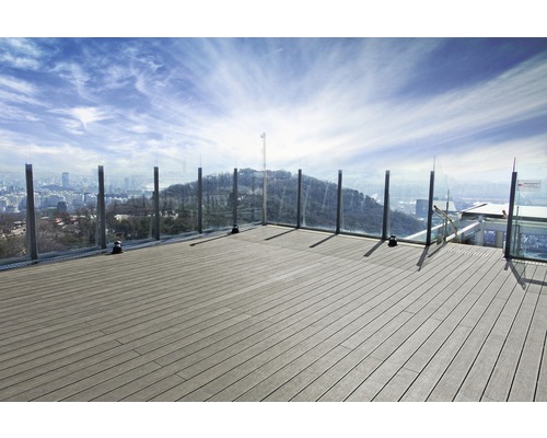 Produktbild 2 (groß) Terrasse mit Holzdielen und Glasgeländer mit Blick auf eine Stadt
