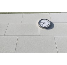 Betonplatten mit Uhr