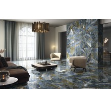 Modernes Wohnzimmer mit blauen und goldenen Fliesen auf Boden und Wand, Sofa und Sesseln