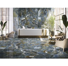 Elegantes Interieur mit Boden- und Wandfliesen in Marmoroptik, Rezeptionstresen und Sitzgelegenheiten