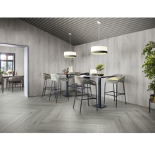 Innenraum mit Bodenbelag, Wandpaneelen, Tischen und Stühlen