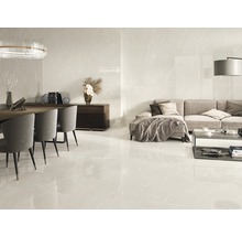 Heller Wohnraum mit Essbereich, ausgestattet mit Fliesen, Esstisch, Stühlen und Sofa.