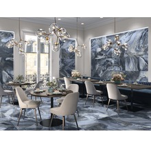 Elegantes Restaurant mit Tischen, Stühlen und Wand- sowie Bodenfliesen in Marmoroptik