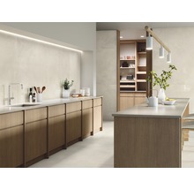 Helle, moderne Küche mit Holzschränken, Spüle, Kücheninsel und Fliesen