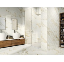 Helles Badezimmer mit Dusche, Waschbecken und Regalen, gefliest mit Marmoroptik.