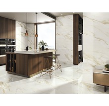 Heller, geräumiger Küchenraum mit Marmorboden und Kücheninsel