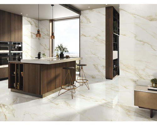 Heller, geräumiger Küchenraum mit Marmorboden und Kücheninsel