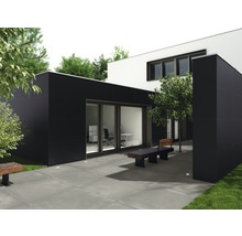 Modernes Haus mit schwarzer Fassade, Terrasse und Sitzgelegenheiten