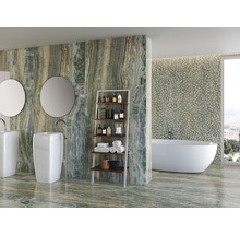 Badezimmer mit Waschbecken, Spiegeln, Regal und Badewanne, gefliest mit Fliesen in Marmoroptik