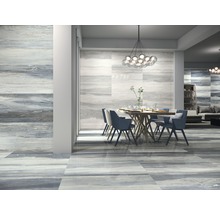 Heller Raum mit Esstisch, Stühlen und Fliesen in Marmoroptik