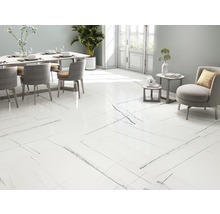 Heller Raum mit weißen Bodenfliesen in Marmoroptik, Essbereich und Sitzgelegenheit