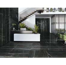 Elegante Empfangshalle mit Boden- und Wandfliesen in Marmoroptik, Treppe und Bürobereich