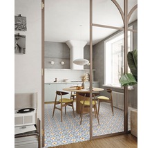 Esszimmer mit gemusterten Fliesen, Esstisch und Stühlen