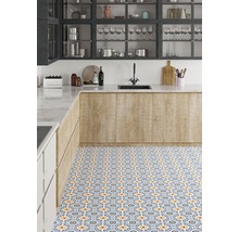 Küchenszene mit Küchenschränken, Spüle, Arbeitsplatte und Bodenfliesen mit Muster