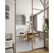 Esszimmer mit rundem Holztisch, Stühlen und Fliesenboden mit blauem Muster