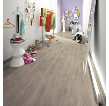 Flur mit Laminatboden, Garderobe und Spiegel