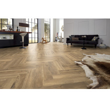 Heller Wohnraum mit Laminatboden im Fischgrätmuster, Sofa und Küchenbereich