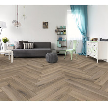 Wohnzimmer mit Fischgrätparkett, Sofa, Sessel und Dekoration für ein helles, modernes Ambiente