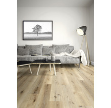 Wohnzimmer mit hellem Holzboden, Sofa, Tisch und Stehlampe