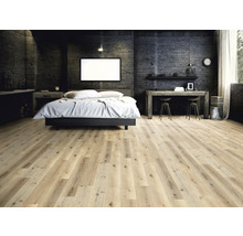 Schlafzimmer mit Holzboden, Bett und Schreibtisch