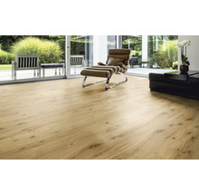 Heller Laminatboden in einem modern eingerichteten Wohnzimmer mit Terrassenzugang.