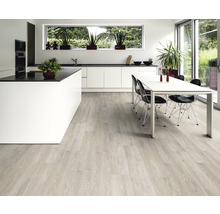 Heller Holzboden in einem modernen Küchenbereich mit Kücheninsel und Esstisch.